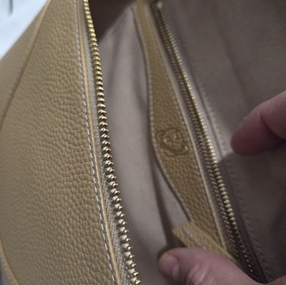 Oleada Elegant Tan Leather Handbag - Picture 15 of 15